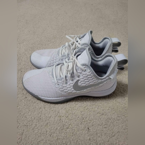 LeBron Witness 3 Shoes - Picture 2 of 4